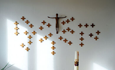 Kloster Kornelimünster bie Aachen: Gedenken an die Verstorbenen. An der Wand in einer Meditationsecke sind Kreuze für die verstorbenen Ordensbrüder angebracht.
