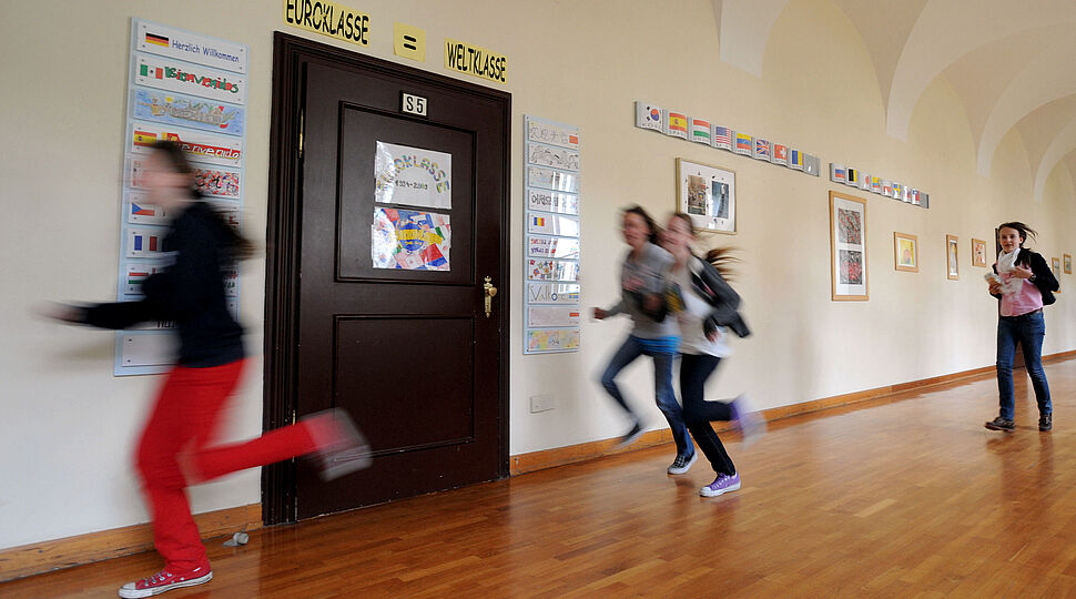 Schülerinnen und Schüler rennen durch den Flur ihrer Schule. Katholische-Schulen_KNA_189275.jpg