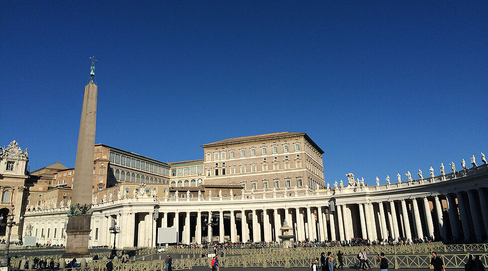 Platz mit hellen Marmorsäulen, den Kolonaden, dahinter der prachtvolle Apostolische Palast, Sitz der Päpste Vatikan-Petersplatz_IMG_2830.jpg