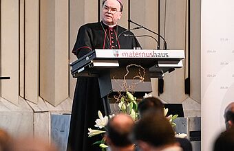 Empfang der Deutschen Bischofskonferenz für die Partner im christlich-islamischen Dialog am 25. März 2022 in Köln (Maternushaus): Bischof Dr. Bertram Meier begrüßt die Gäste.