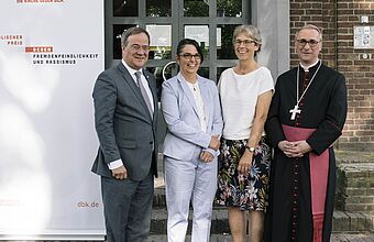 NRW-Ministerpräsident Armin Laschet und Erzbischof Dr. Stefan Heße mit den Preisträgern von der Caritas Schweinfurt (2. Preis). 