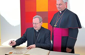 Amtseinführung von Erzbischof Dr. Udo Bentz als Erzbischof von Paderborn am 10. März 2024, Eintragung in das Goldene Buch der Stadt Paderborn