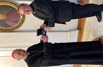Bischof Dr. Georg Bätzing überreicht die Gedenkplakette als Geschenk der Deutschen Bischofskonferenz an den Vorsitzenden der Polnischen Bischofskonferenz, Erzbischof Dr. Stanisław Gądecki