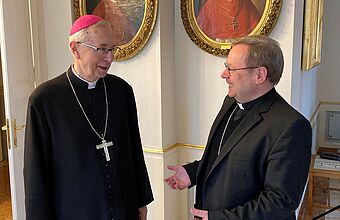 Erzbischof Dr. Stanisław Gądecki (Vorsitzender der Polnischen Bischofskonferenz) im Gespräch mit Bischof Dr. Georg Bätzing (Vorsitzender der Deutschen Bischofskonferenz) am 30. November 2021 in Posen (Polen)