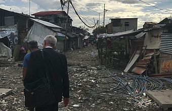 Besuch in einem Slum in Manila.