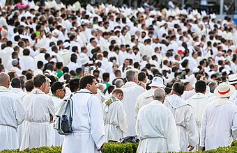 Zur Abschlussmesse waren 1,5 Millionen Gläubige gekommen, es konzelebrierten 700 Bischöfe und 10.000 Priester. 
