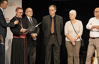 Erzbischof Dr. Stefan Heße verleiht den 1. Preis an das „Global Village: Weltort Lennep“