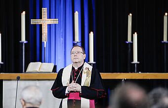 Bischof Dr. Georg Bätzing, Vorsitzender der Deutschen Bischofskonferenz, während des ökumenischen Gottesdienstes für die Verstorbenen der Corona-Pandemie am 18. April 2021 in der Kaiser-Wilhelm-Gedächtniskirche in Berlin.