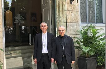 Vor der Apostolischen Nuntiatur: Erzbischof Dr. Ludwig Schick mit dem Apostolischen Nuntius  Erzbischof Giuseppe Pinto 