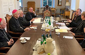 Gemeinsamer Austausch, an dem neben den Vorsitzenden der Bischofskonferenzen von Deutschland und Polen auch weitere Vertreter der Polnischen Bischofskonferenz teilgenommen haben.