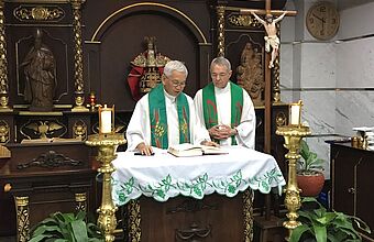 Gemeinsame Euchristiefeier von Erzbischof Schick und Bischof Broderick S. Pabillo