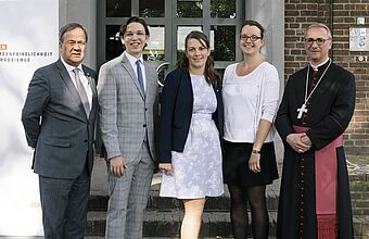 NRW-Ministerpräsident Armin Laschet und Erzbischof Dr. Stefan Heße mit den Preisträgern von „Tacheles! Klare Kante gegen Extremismus“ (KLJB u. BDAJ) (2. Preis). 