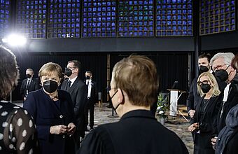 Bundeskanzlerin Angela Merkel im Gespräch vor dem ökumenischen Gottesdienst für die Verstorbenen der Corona-Pandemie am 18. April 2021 in der Kaiser-Wilhelm-Gedächtniskirche in Berlin.