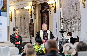 Bischof Heinrich Timmerevers (Dresden-Meißen) begrüßt die Gäste