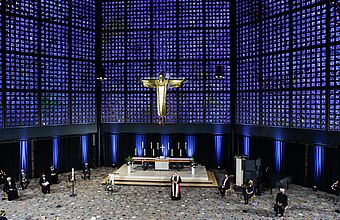 Bischof Dr. Georg Bätzing, Vorsitzender der Deutschen Bischofskonferenz, steht vor dem Altar beim ökumenischen Gottesdienst für die Verstorbenen der Corona-Pandemie am 18. April 2021 in der Kaiser-Wilhelm-Gedächtniskirche in Berlin.
