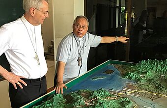 Kardinal Quevedo erklärt die komplizierte Geographie und Geschichte von Mindanao.