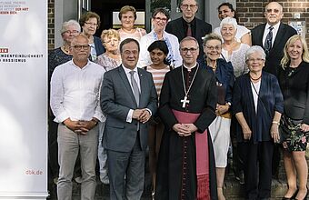 NRW-Ministerpräsident Armin Laschet und Erzbischof Dr. Stefan Heße mit den Preisträgern vom „Global Village: Weltort Lennep“ (1. Preis). 