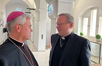 Erzbischof Dr. Udo Bentz begrüßt Bischof Dr. Georg Bätzing